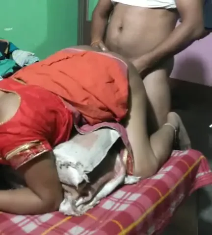 साड़ी उठाकर बीवी की चूत में लंड घुसाकर घोड़ी बनाकर चोदा पति की देसी चुदाई — screenshot 1