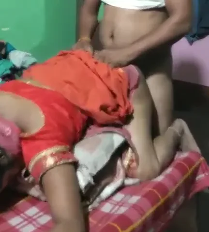 साड़ी उठाकर बीवी की चूत में लंड घुसाकर घोड़ी बनाकर चोदा पति की देसी चुदाई — screenshot 2