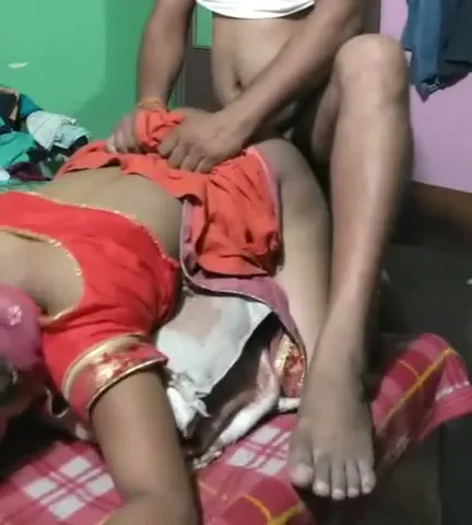 साड़ी उठाकर बीवी की चूत में लंड घुसाकर घोड़ी बनाकर चोदा पति की देसी चुदाई — screenshot 3