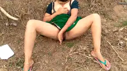 मामी ने रस्ते में प्यासी चूत में ऊँगली डालकर देसी चुदाई मस्ती की आंटी सेक्स वीडियो — screenshot 5