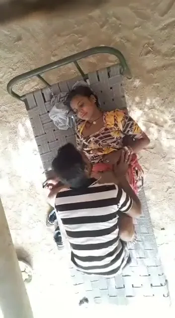 पलंग पर देसी गर्लफ्रेंड की चूत जोरदार चोदाई हिंदी बीएफ देहाती सेक्स वीडियो — screenshot 2