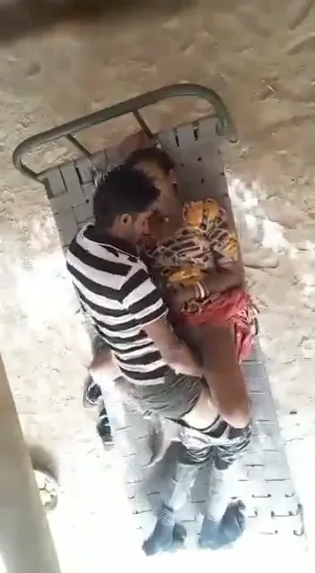 पलंग पर देसी गर्लफ्रेंड की चूत जोरदार चोदाई हिंदी बीएफ देहाती सेक्स वीडियो — screenshot 3
