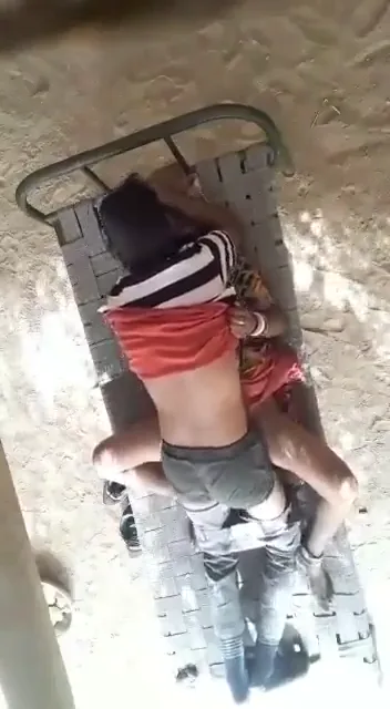 पलंग पर देसी गर्लफ्रेंड की चूत जोरदार चोदाई हिंदी बीएफ देहाती सेक्स वीडियो — screenshot 5