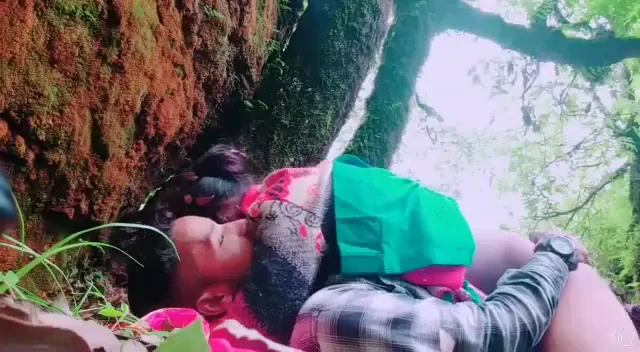 यंग बॉय ने देसी चीटिंग आंटी को मुंह और चूत में लंड दिया हिंदी बीएफ — screenshot 4