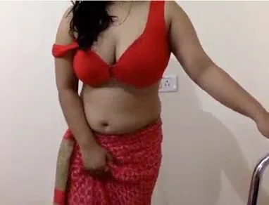 लाल ब्लाउज वाली सेक्सी भाभी की चूत चुदाई करते हुए गांड मारने वाला भाभी bf वीडियो — screenshot 1