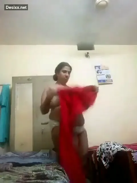 दोस्त की मम्मी ने सारे कपड़े उतारकर नंगी होकर देसी चूत चुदाई का मजा लिया हिंदी बीएफ वीडियो — screenshot 2