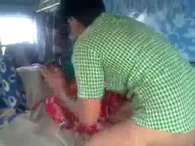 देसी रंडी की ट्रक में जोरदार चूत चुदाई गांव वाली ब्लू फिल्म वीडियो — screenshot 1