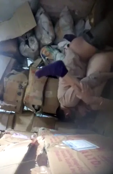 स्टोर रूम में लड़की की गांड ऊपर कर चोदने वाली देसी चुदाई हिंदी बीएफ वीडियो — screenshot 1
