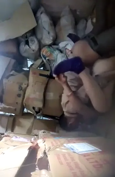 स्टोर रूम में लड़की की गांड ऊपर कर चोदने वाली देसी चुदाई हिंदी बीएफ वीडियो — screenshot 2