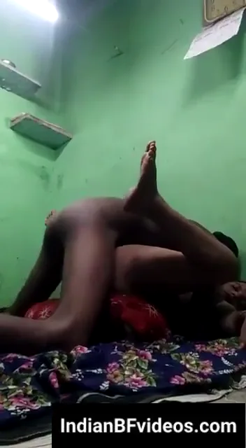 स्लिम विलेज वाइफ ने टांग उठाकर पति से चूत चुदवाई गांव की चुदाई वीडियो — screenshot 1