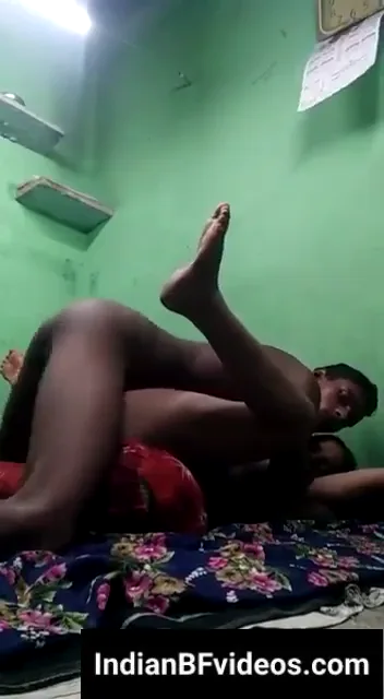 स्लिम विलेज वाइफ ने टांग उठाकर पति से चूत चुदवाई गांव की चुदाई वीडियो — screenshot 3