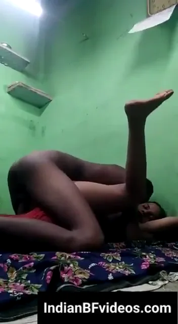 स्लिम विलेज वाइफ ने टांग उठाकर पति से चूत चुदवाई गांव की चुदाई वीडियो — screenshot 4