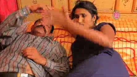 सेक्सी मालकिन ने चौकीदार के साथ बेडरूम में मस्त चुदाई की देसी बीएफ वीडियो — screenshot 1