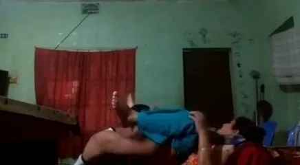 पड़ोसवाली चीटर बीवी अपने यार के घर चूत चटवाकर चुदने का देसी हिंदी बीएफ वीडियो — screenshot 2