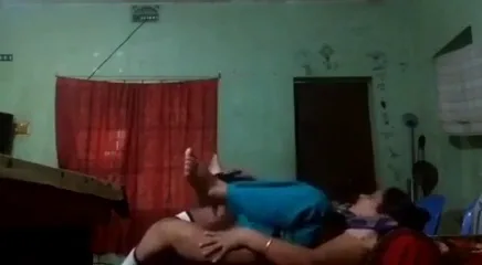 पड़ोसवाली चीटर बीवी अपने यार के घर चूत चटवाकर चुदने का देसी हिंदी बीएफ वीडियो — screenshot 3