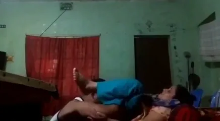 पड़ोसवाली चीटर बीवी अपने यार के घर चूत चटवाकर चुदने का देसी हिंदी बीएफ वीडियो — screenshot 4