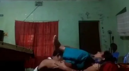 पड़ोसवाली चीटर बीवी अपने यार के घर चूत चटवाकर चुदने का देसी हिंदी बीएफ वीडियो — screenshot 5