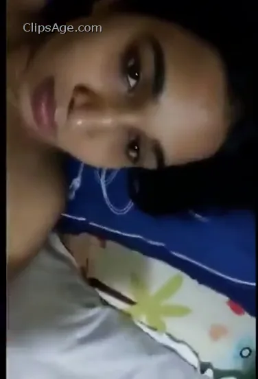 देसी बीवी की छाती पर बैठकर मोटा लंड चुसाया फिर गीली चूत चोदी हिंदी बीएफ वीडियो — screenshot 1