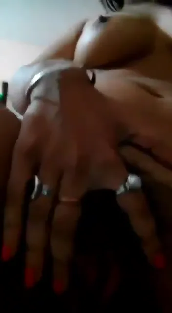 एक टांग उठाकर लड़की ने सामने सहलाई अपनी चूत देसी चुदाई वीडियो — screenshot 5