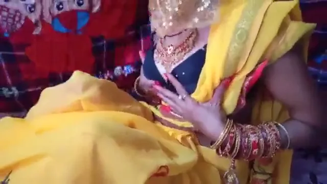 दुल्हन पैरों से लंड मसाज करके चूत चुदाई करती देसी बीएफ सेक्स वीडियो — screenshot 1