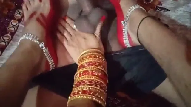 दुल्हन पैरों से लंड मसाज करके चूत चुदाई करती देसी बीएफ सेक्स वीडियो — screenshot 9
