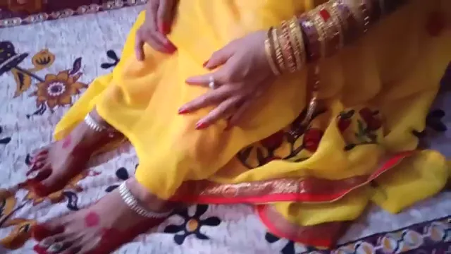 दुल्हन पैरों से लंड मसाज करके चूत चुदाई करती देसी बीएफ सेक्स वीडियो — screenshot 10