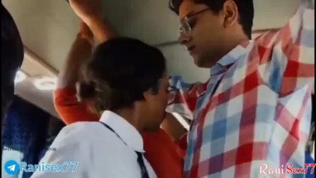 चश्मिश कॉलेज छात्रा सुहानी बस में चुदाई का मजा लेती देसी सेक्स MMS वीडियो — screenshot 1