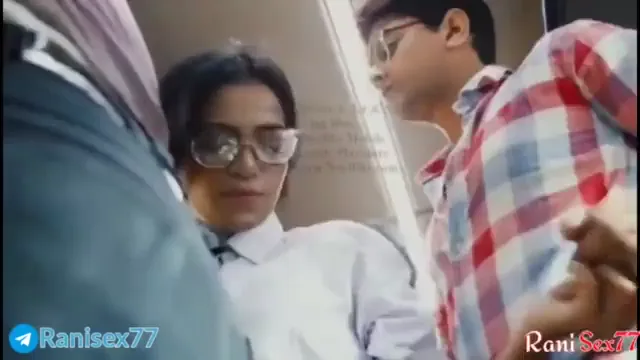 चश्मिश कॉलेज छात्रा सुहानी बस में चुदाई का मजा लेती देसी सेक्स MMS वीडियो — screenshot 3
