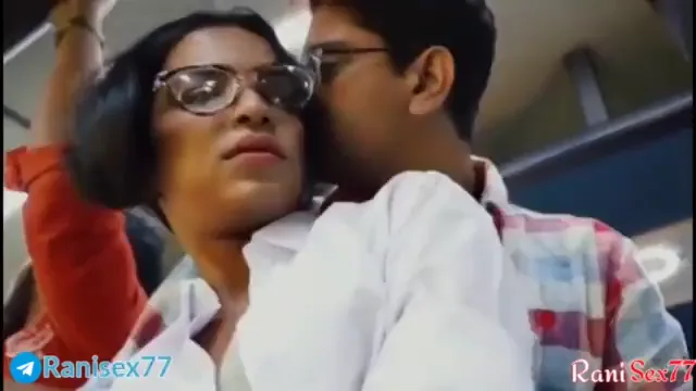 चश्मिश कॉलेज छात्रा सुहानी बस में चुदाई का मजा लेती देसी सेक्स MMS वीडियो — screenshot 4