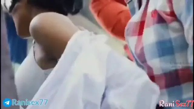 चश्मिश कॉलेज छात्रा सुहानी बस में चुदाई का मजा लेती देसी सेक्स MMS वीडियो — screenshot 5