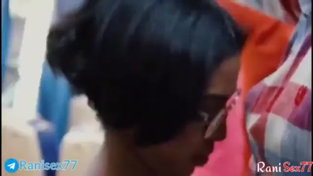 चश्मिश कॉलेज छात्रा सुहानी बस में चुदाई का मजा लेती देसी सेक्स MMS वीडियो — screenshot 7