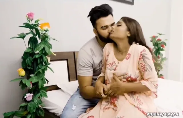 ऐसे मर्द पर अपना नंगा जिस्म लुटाने वाली भाभी की देहाती चुदाई वीडियो — screenshot 2