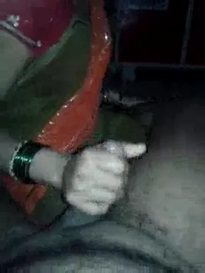 दोस्त की भाभी ने लंड हिलाकर चूसा देसी भाभी चुदाई हिंदी बीएफ वीडियो — screenshot 10