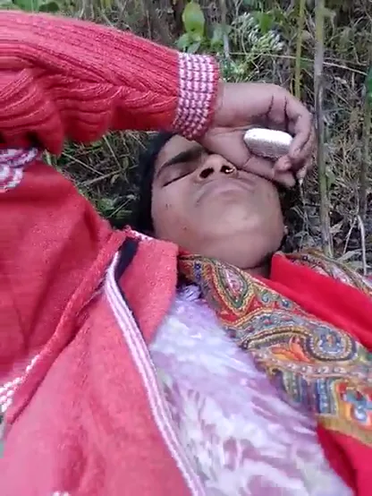 खेत में देसी गर्ल चूत फिंगरिंग करके बोतल डालती हुई गांव की चुदाई वीडियो — screenshot 1