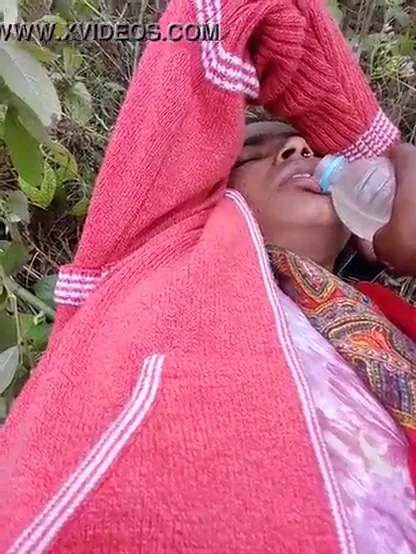 खेत में देसी गर्ल चूत फिंगरिंग करके बोतल डालती हुई गांव की चुदाई वीडियो — screenshot 4