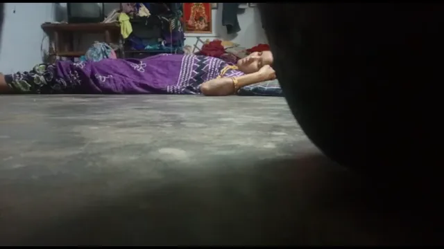 रात को सोई बीवी का गाउन उठाकर पति ने चूत पेली देसी सेक्स वीडियो — screenshot 4