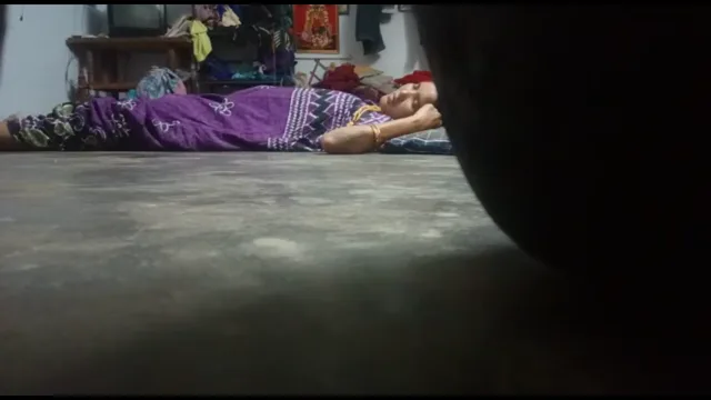 रात को सोई बीवी का गाउन उठाकर पति ने चूत पेली देसी सेक्स वीडियो — screenshot 5