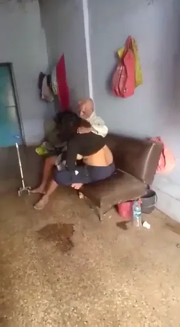 बूढ़े अंकल ने जवान रंडी की मोटी चूचियां चूसकर लंड चटवाया देसी सेक्स — screenshot 1