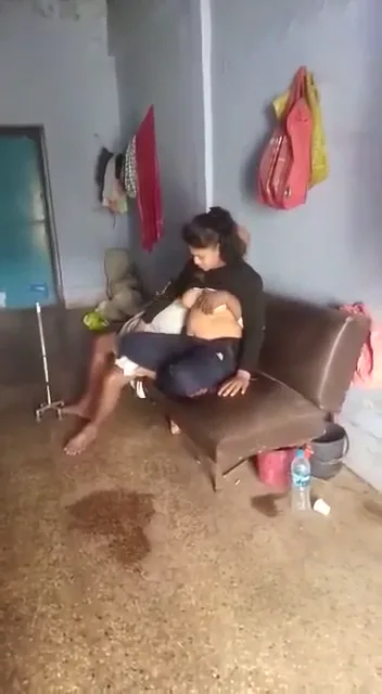 बूढ़े अंकल ने जवान रंडी की मोटी चूचियां चूसकर लंड चटवाया देसी सेक्स — screenshot 2