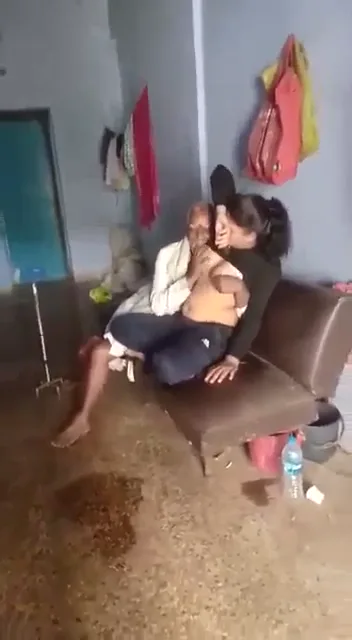 बूढ़े अंकल ने जवान रंडी की मोटी चूचियां चूसकर लंड चटवाया देसी सेक्स — screenshot 3