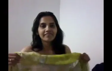 पति अपनी बीवी की बिग बूब्स नंगा करके देसी मालिश और चुदाई करता MMS वीडियो — screenshot 3