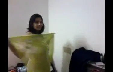 पति अपनी बीवी की बिग बूब्स नंगा करके देसी मालिश और चुदाई करता MMS वीडियो — screenshot 5