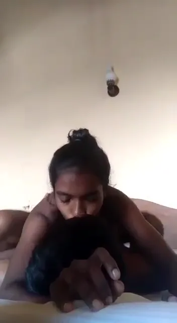 सेक्सी तमिल कॉलेज गर्ल की गीली बुर चुदाई फ्लैट में देसी सेक्स वीडियो — screenshot 4