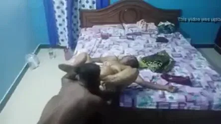 मल्लू भाभी ने अपना चूत चटवाकर देसी चुदाई करवाई वाली ब्लू फिल्म वीडियो — screenshot 2