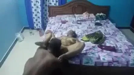 मल्लू भाभी ने अपना चूत चटवाकर देसी चुदाई करवाई वाली ब्लू फिल्म वीडियो — screenshot 4