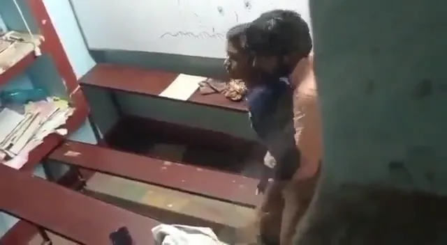 ट्यूशन टीचर ने क्लास में ही अपनी युवा छात्रा की चूत चोद डाली देसी बीएफ