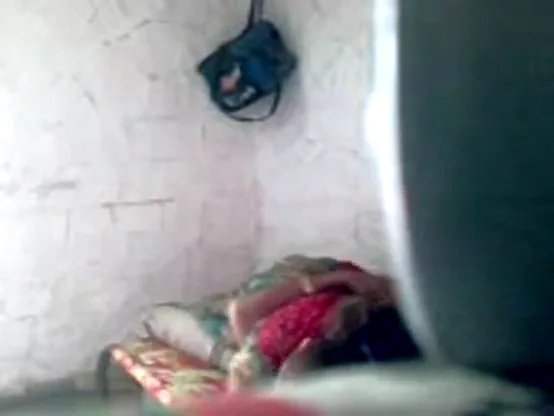 पड़ोसी की गुजराती बीवी के साथ ठरकी आदमी चुदाई वीडियो — screenshot 2