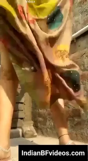 गांव वाली भाभी की चूत से निकलती मूत की धार देसी चुदाई एमएमएस — screenshot 4