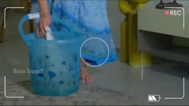 सेक्सी देसी भाभी पोंछा लगाते हुए अपने नंगे जिस्म से देवर को लुभाकर गांव वाली चुदाई करती हुई हिंदी बीएफ वीडियो — screenshot 3