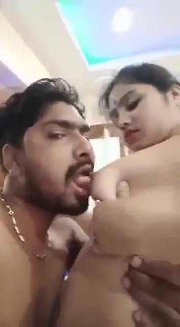 बीवी ने पति के साथ बेडरूम में हॉट किसिंग और रोमांस करके चुदाई शुरू की वीडियो — screenshot 2